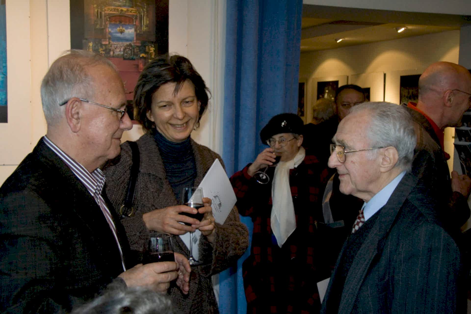 10 J_Vostry, Z_Silova, J_Halek. Jaroslav Vostrý, Zuzana Sílová a Jiří Hálek na výstavě Luboši Hrůzy v Černé labuti v roce 2008.
Foto Pavel Kolský