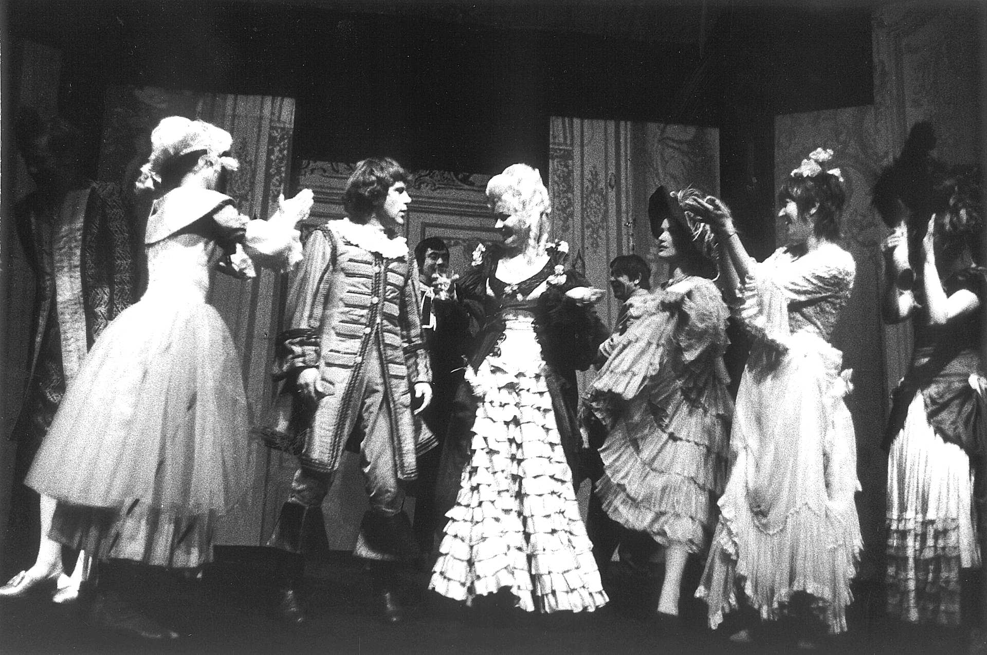 5 Candide. Voltaire: Candide
(režie Jaroslav Vostrý, 1971; Jiří Hrzán, Petr Čepek, Věra Galatíková, Václav Kotva, Jana Břežková, Jana Marková)
Foto Miloň Novotný