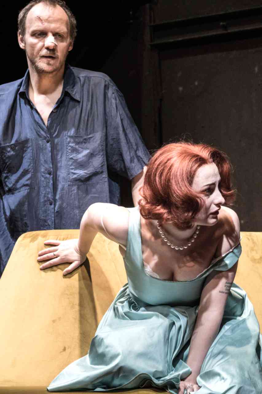 <b>Tennessee Williams: KOČKA NA ROZPÁLENÉ PLECHOVÉ STŘEŠE</b><br><br>Jan Hájek, Anna Fialová

<br><br>foto:  Pavel Nesvadba