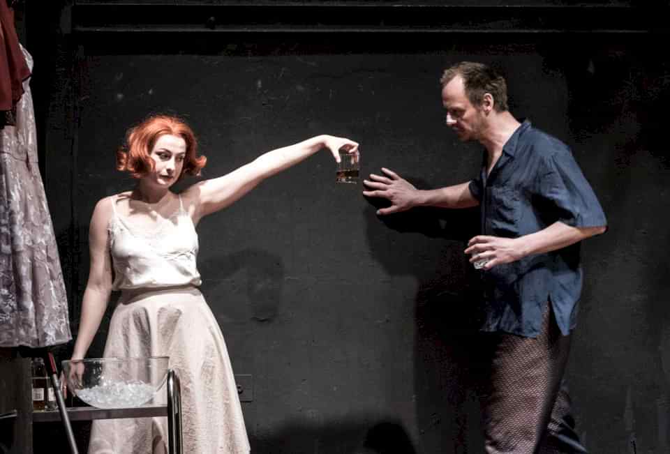 <b>Tennessee Williams: KOČKA NA ROZPÁLENÉ PLECHOVÉ STŘEŠE</b><br><br>Anna Fialová, Jan Hájek

<br><br>foto:  Pavel Nesvadba