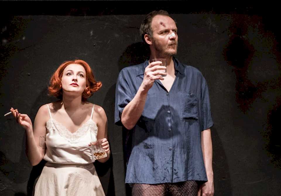 <b>Tennessee Williams: KOČKA NA ROZPÁLENÉ PLECHOVÉ STŘEŠE</b><br><br>Anna Fialová, Jan Hájek

<br><br>foto:  Pavel Nesvadba